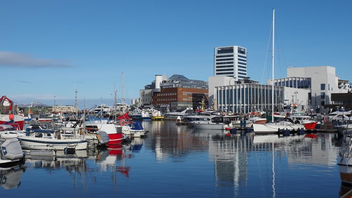 Bilde av bygninger ved sjøen i en by