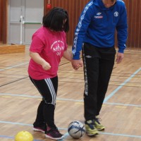 Jente får hjelp til å spille fotball