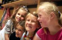 Fire blide jenter på skolen Fire blide jenter på skolen