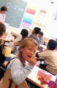 Jente snur seg i klasserom Jente snur seg i klasserom