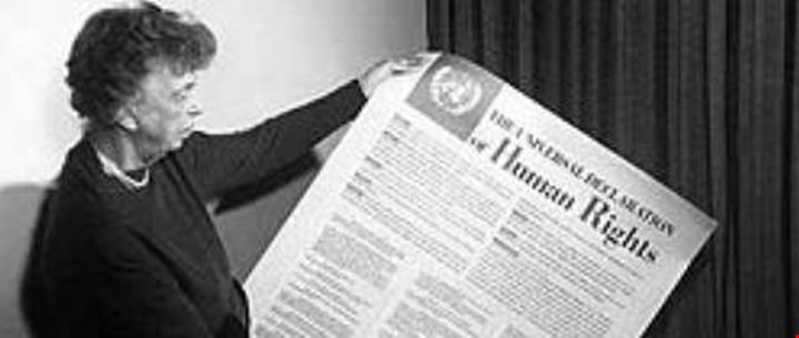 Eleanor Roosevelt leser menneskerettightserklæringen