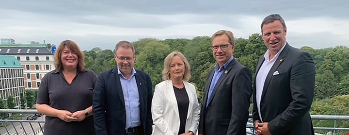 Fra venstre: Anne Gamme, Fagleder myndighetskontakt Helse og velferd. Styreleder Bjørn Arild Gram.  Generalsekretær Hedvig Ekberg. Direktør Lasse Hansen. Forbundsleder Tom Tvedt 