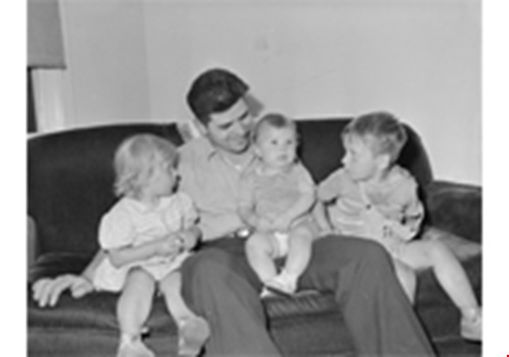 Foto av far med tre barn
