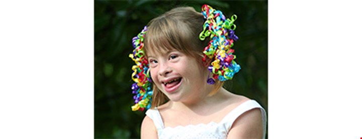 Foto av ei jente med Downs syndrom