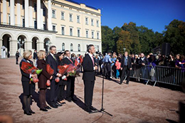 Statsminister Jens Stoltenberg med fem av statsrådene