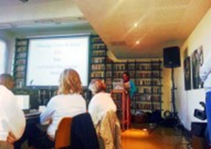 Foto av Siri Fuglem Berg som holder foredrag på Litteraturhuset