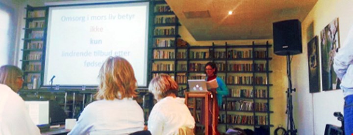 Foto av Siri Fuglem Berg som holder foredrag på Litteraturhuset