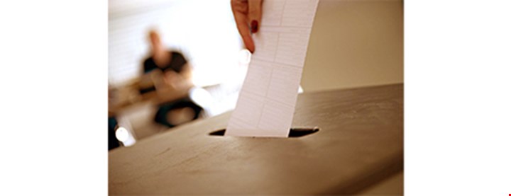 Fotografi av en stemmeseddel som legges i valgurnen