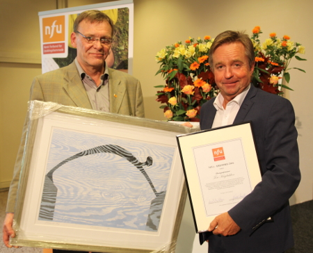 Stortingsrepresentant Tore Hagebakken (til høyre) ble tildelt NFUs ærespris (Foto: Bitten Munthe-Kaas
