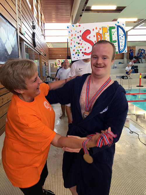 Det ble medalje på Magnus fra Stavanger svømmeklubb. Her er magnus sammen med Sissel (Foto: Kristin Homb)