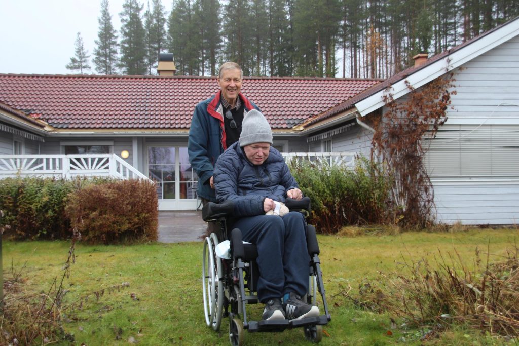 Far og sønn foran bofellesskapet hvor sønnen bor.